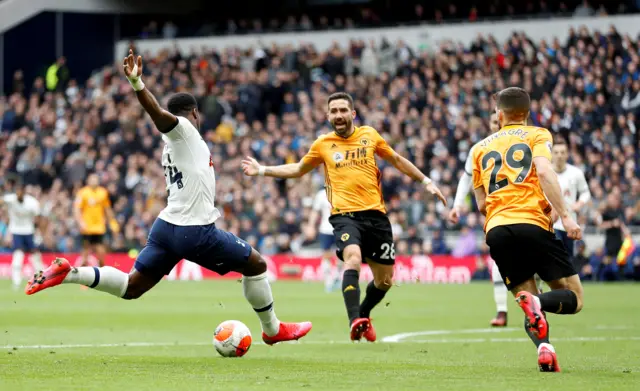 Serge Aurier scores