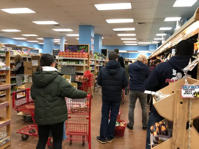 Queues in a supermarket in Washington DC