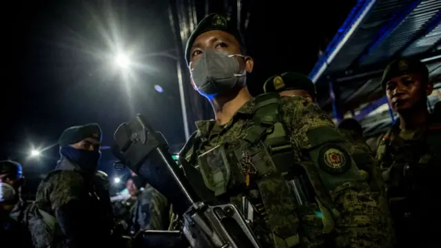 Security forces in Manila clear streets for quarantine