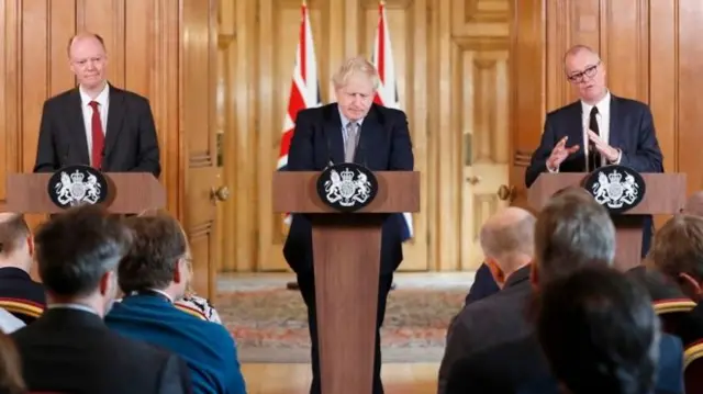 Boris Johnson withe the UK chief medical adviser, Prof Chris Whitty, and Sir Patrick Vallance,