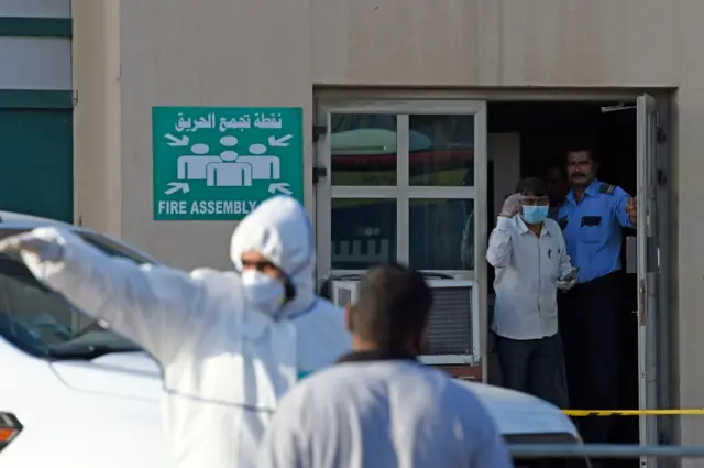 Bahraini authorities seal off a building housing foreign workers on the outskirts after a positive coronavirus test of Manama (13 March 2020)