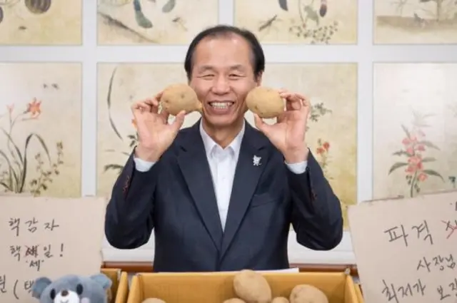 Photos show the Governor of Gangwon Province Choi Moon-soon with potatoes