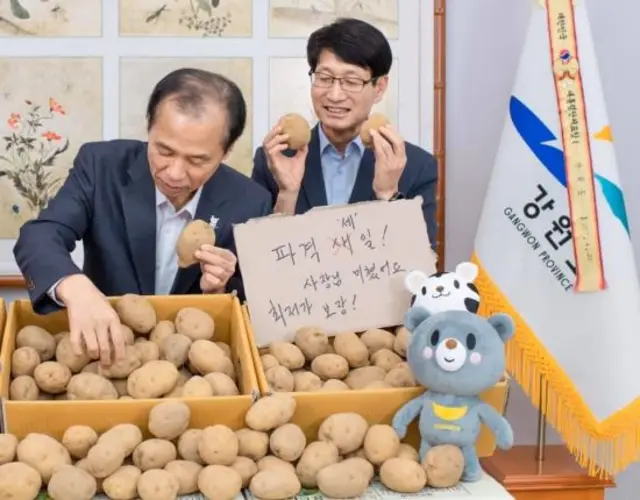 The Governor of Gangwon Province Choi Moon-soon with potatoes