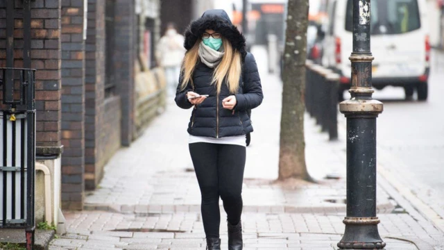 Woman wearing a face mask