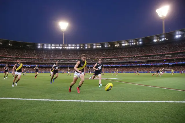 Richmond and Carlton players in the opening match of the 2019 season, at a packed MCG