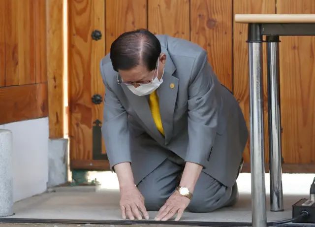 Leader of the Shincheonji Church of Jesus holds press confernece in South Korea