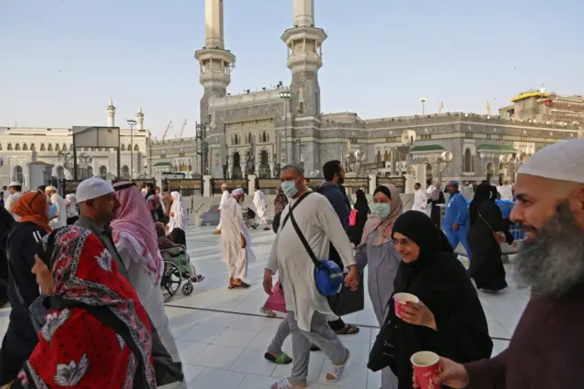 Muslim pilgrims wear masks at the Grand Mosque in Saudi Arabia's holy city of Mecca (28 February 2020)