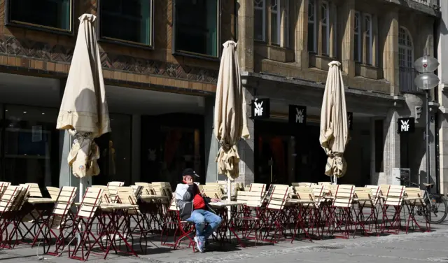 A virtually deserted terrace cafe in central Munich. Photo: 20 March 2020