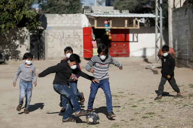 Boys wearing masks play football in Gaza (22/03/20)