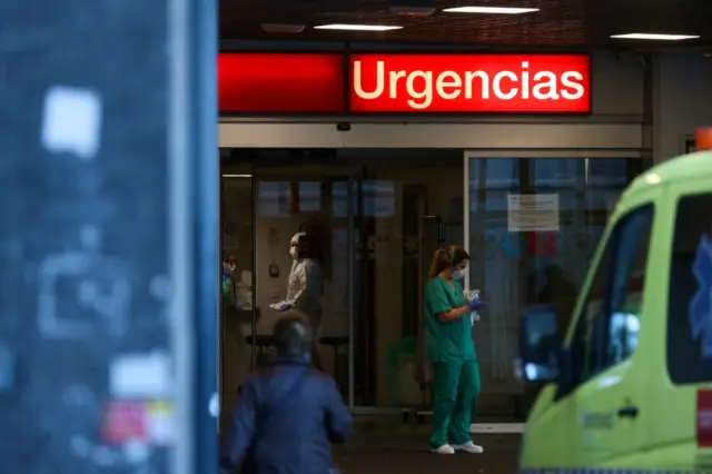 23/03/2020 Reuters Healthcare workers are pictured at the entrance of the emergency unit at La Paz hospital during the coronavirus disease (COVID-19) outbreak in Madrid, Spain March 23,