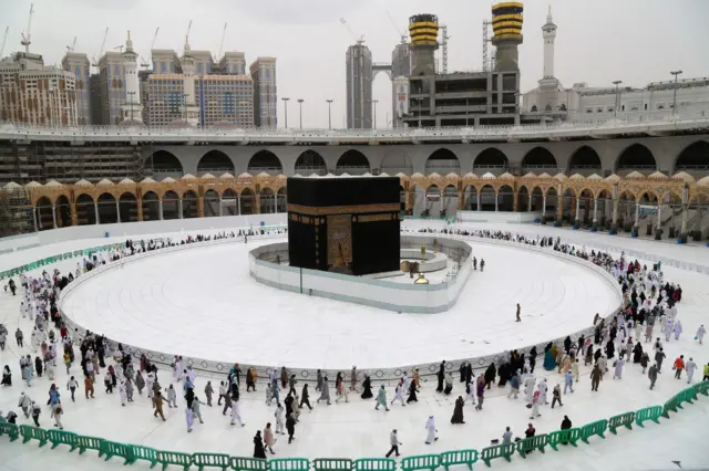 Worshippers circumambulate the Kaaba in Mecca's Grand Mosque (13/03/20)