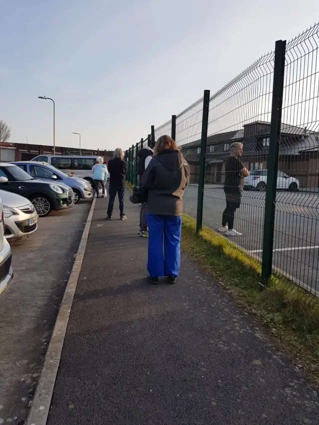 People queuing in Sarn