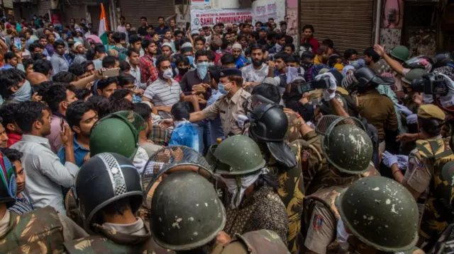 Indian Muslims argue with a group of police officers after they were removed from the protest site, amid a nationwide lockdown over highly contagious novel coronavirus in Shaheen Bagh area of Delhi, 24 March 2020