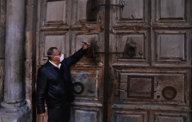 The custodian of the Church of the Holy Sepulchre in Jerusalem closes its doors on 25 March 2020