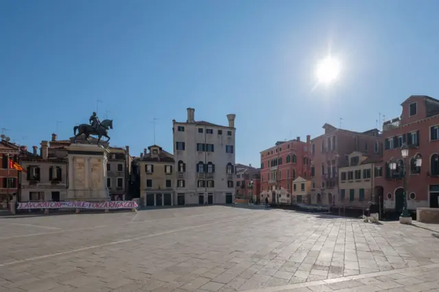 A banner praising workers in Venice, Italy (24 March 2020).