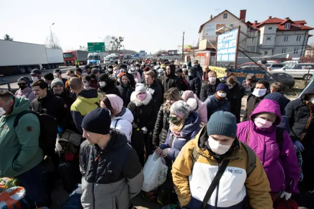 People queue to cross to Ukraine following planned border closing