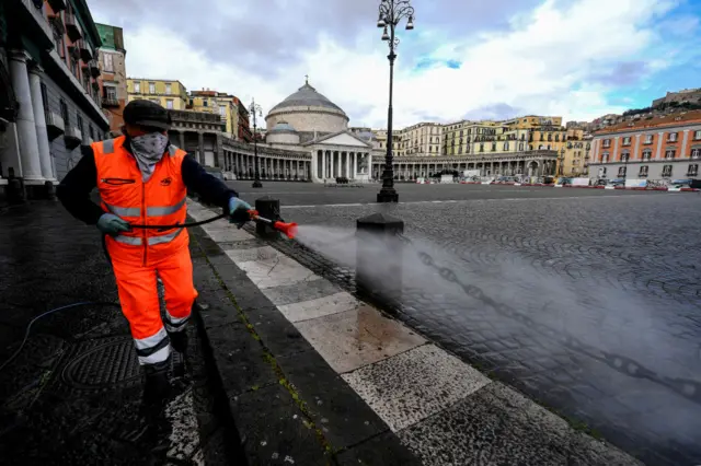 Street cleaners in Naples