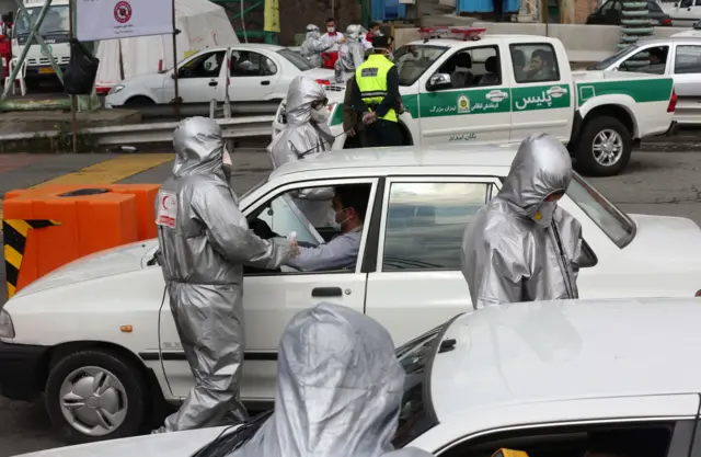 Health workers in Tehran test motorists' temperatures (26/03/20)