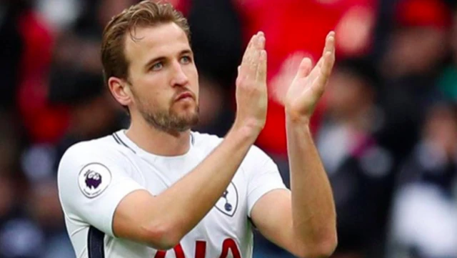 Harry Kane claps