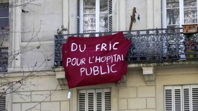 Sign in France calling for money for public hospitals