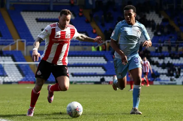 Chris Maguire of Sunderland looks to cross the ball during the Sky Bet League One match between Coventry City and Sunderland at St Andrews