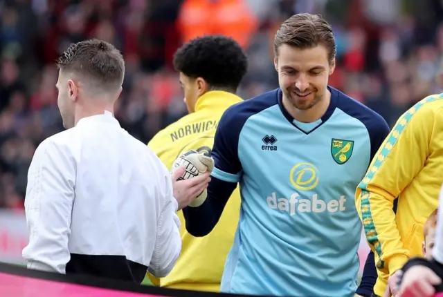 Norwich City's Tim Krul bumps fists with Sheffield United players