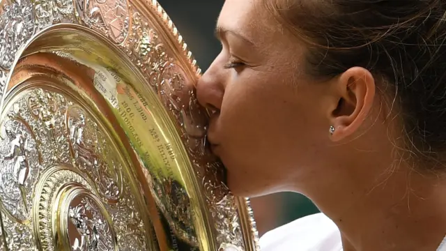 Simona Halep with the Wimbledon trophy