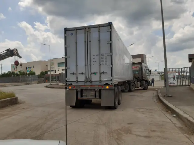 Photo of a refrigerated container arriving in Guayaquil