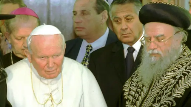 Chief Rabbi Eliyahu Bakshi-Doron with Pope John Paul II (March 2000)