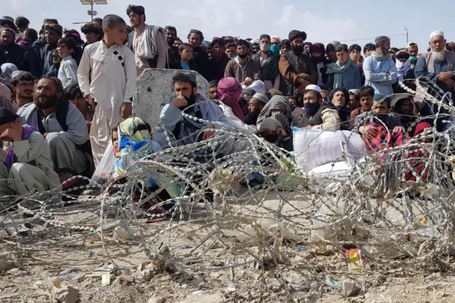 Afghan nationals wait to cross Pakistan and Afghanistan border during a government-imposed nationwide lockdown as a preventive measure against the COVID-19 coronavirus, at the Pakistan"s border town of Chaman on April 7, 2020.