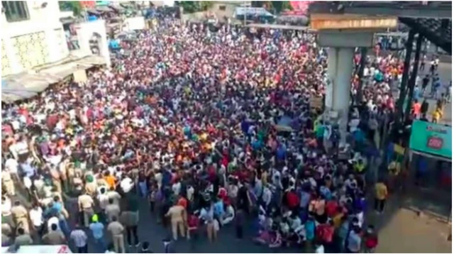 A crowd of workers in Mumbai