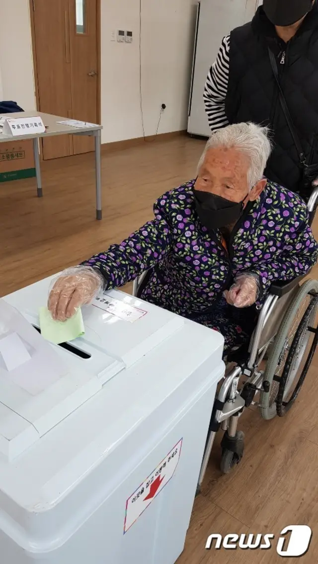 116-year-old Lee Yong-geum casts her vote