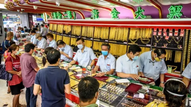 People queueing up to sell gold