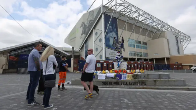 The statue outside Elland Road