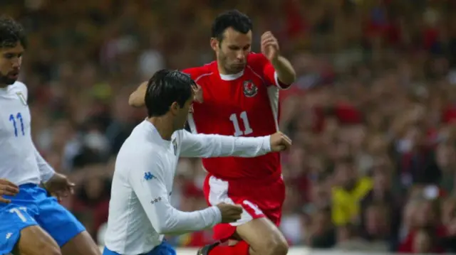 Ryan Giggs takes on Christian Panucci and Damiano Tomassi (left)