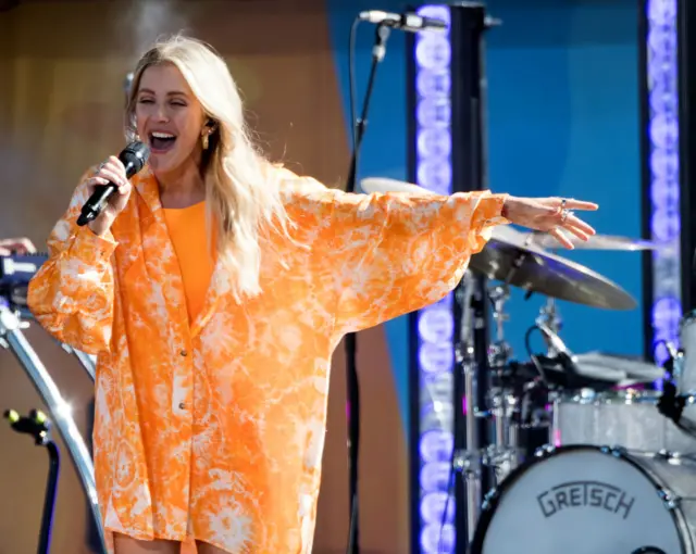 Ellie Goulding performed in an online wedding surprise