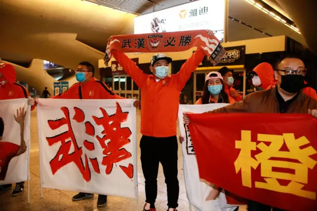 Fans of the Wuhan Zall football team welcome team members home