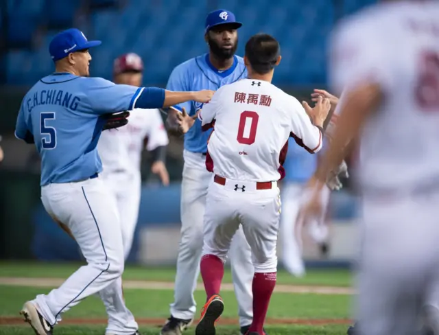 Fubon Guardians' Henry Sosa (second left)