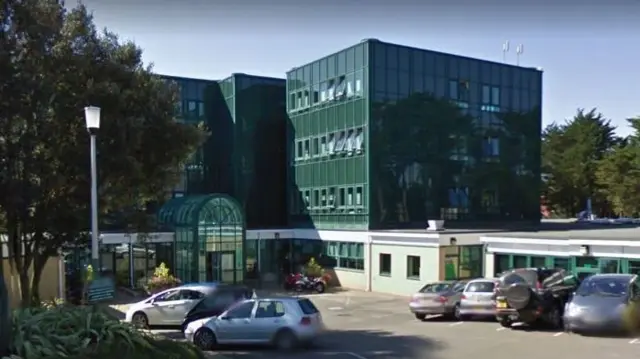 Les Quennevais School