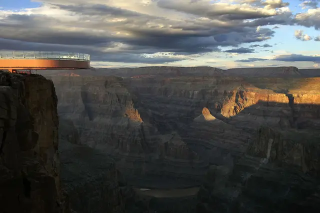 The Grand Canyon national park in Arizona is to close temporarily due the coronavirus.