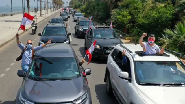 Anti-government protesters drive in a convoy along the Mediterranean Sea in Beirut, Lebanon (21 April 2020)