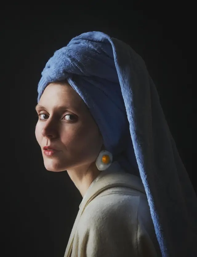 Photographer dresses up as 'girl with pearl earing'