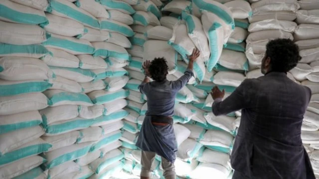 Workers with rice bags