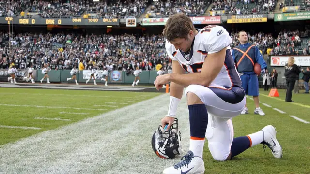 Tim Tebow praying