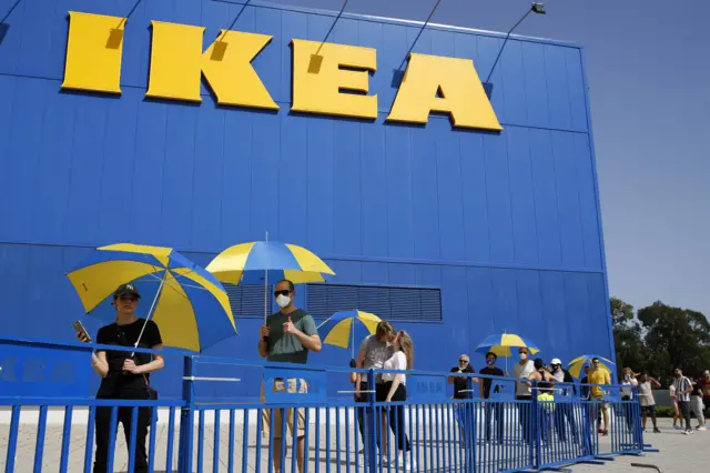 Israelis queue at branch of Ikea in Netanya (22/04/20)