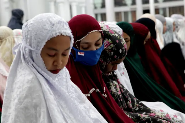 Indonesian Muslims perform worship during the Ramadan night at the Baiturrahman Grand Mosque in Banda Aceh, on April 23, 2020,