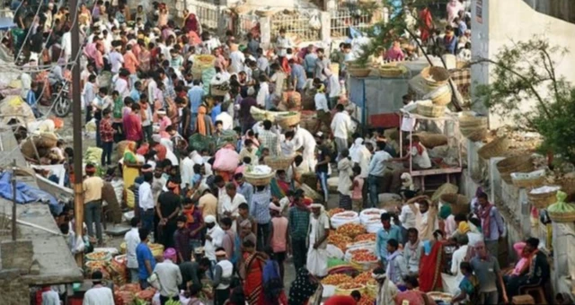 People in a market in India's Patna three weeks into lockdown