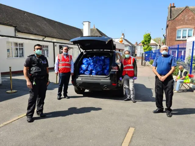 Leicestershire Police assisting The Shree Hindu Temple to distribute food to vulnerable people