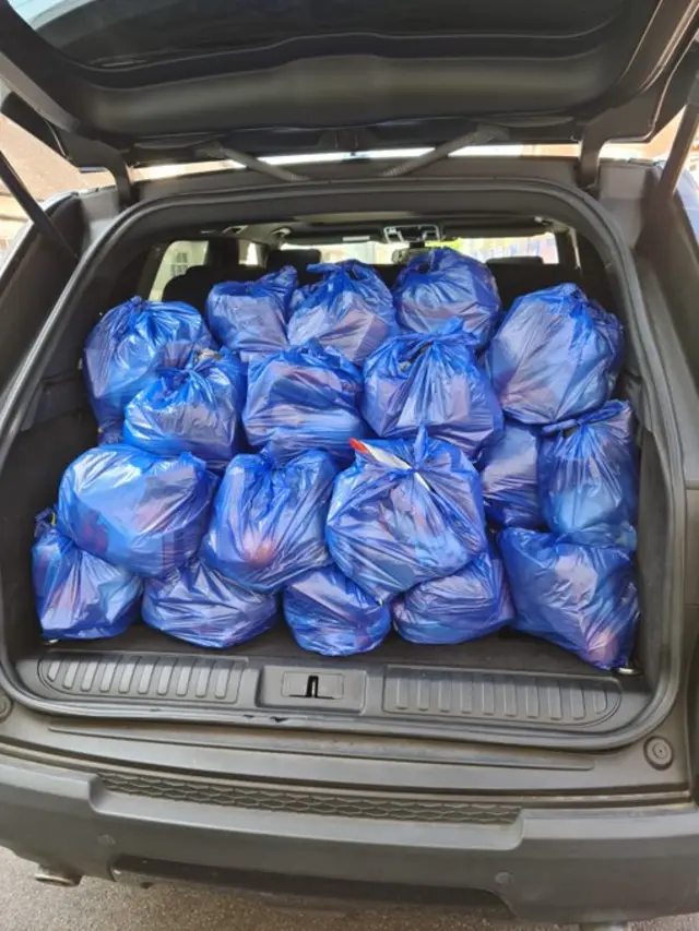 Leicestershire Police assisting The Shree Hindu Temple to distribute food to vulnerable people