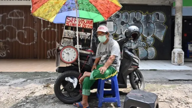 Indonesian man wearing a face mask